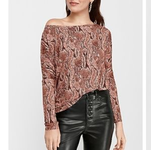 Express off the shoulder London tee, snakeskin